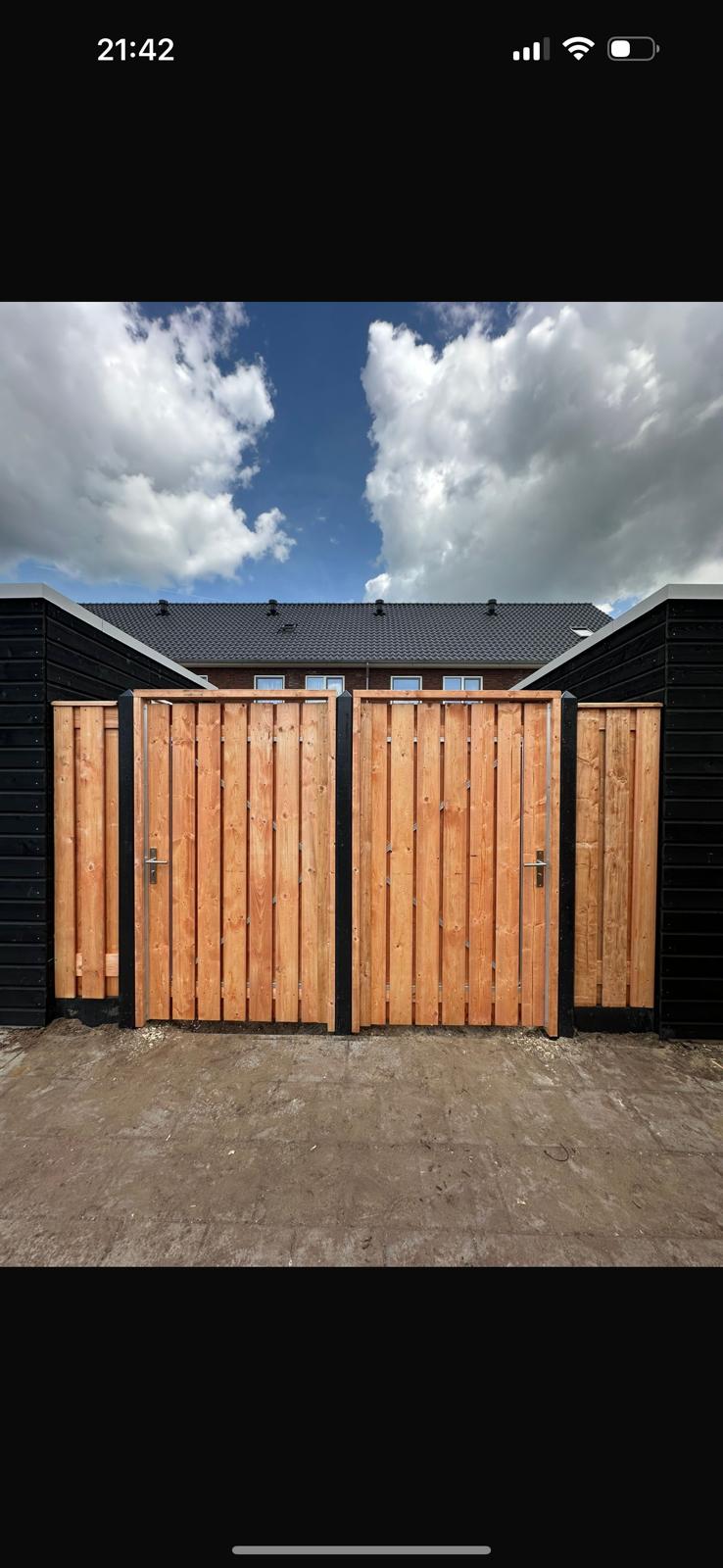 Hout schutting met poorten nieuwbouw