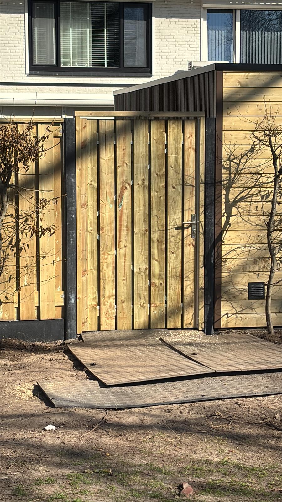 Hout poort bij woning