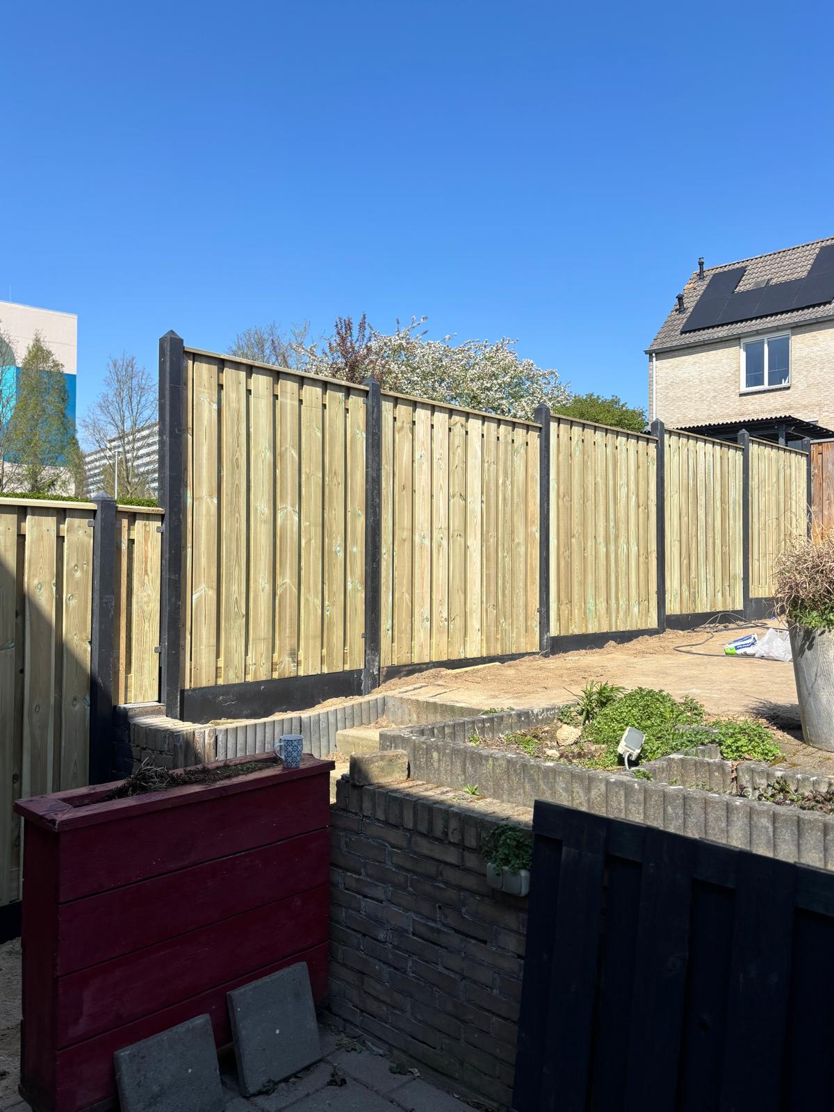 Hoge hout schutting tuin