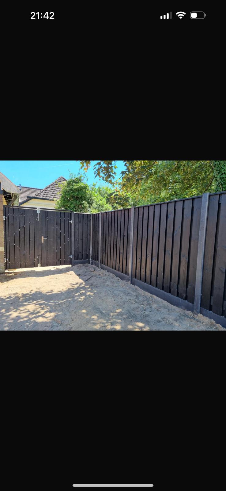 Donkere hout schutting met poort