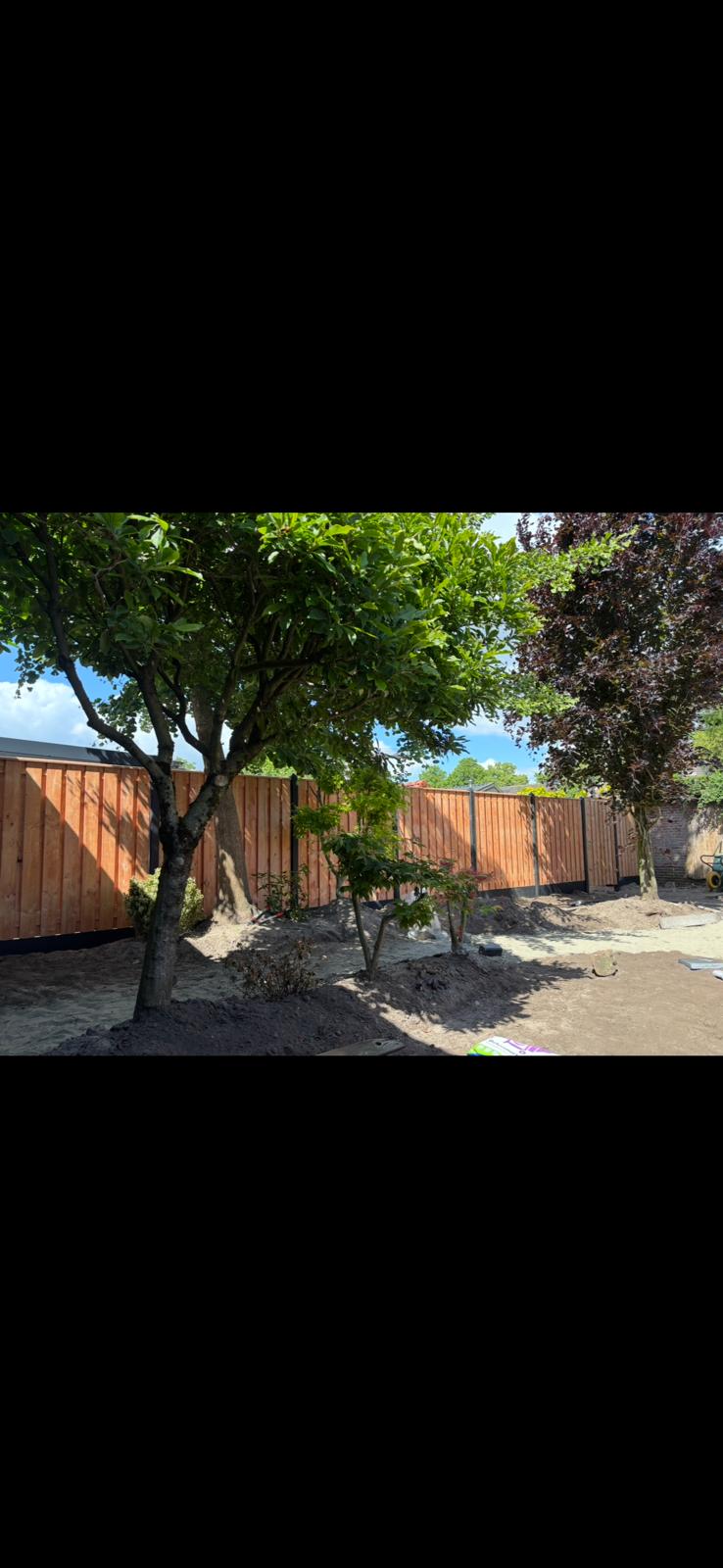 Hout schutting in groene tuin