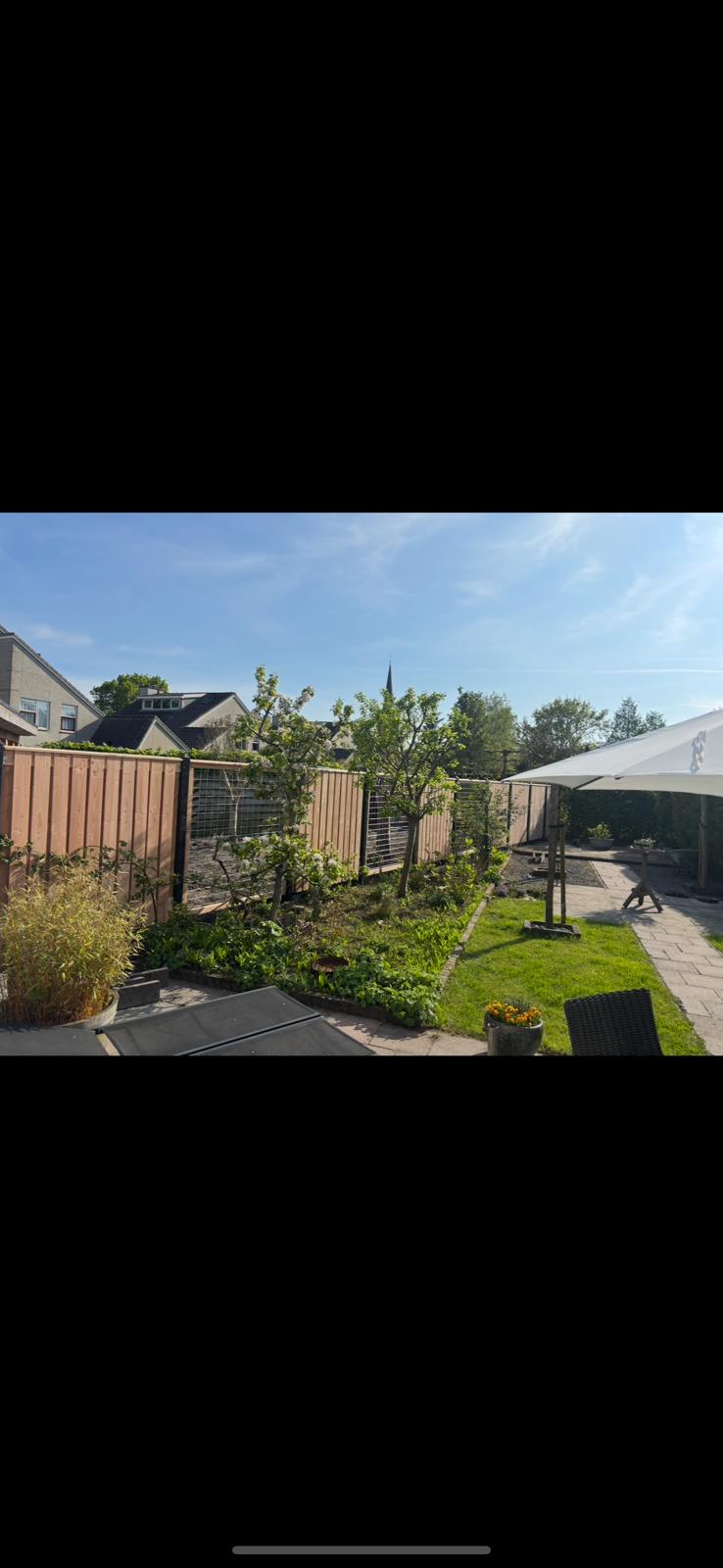 Hout schutting met beplanting