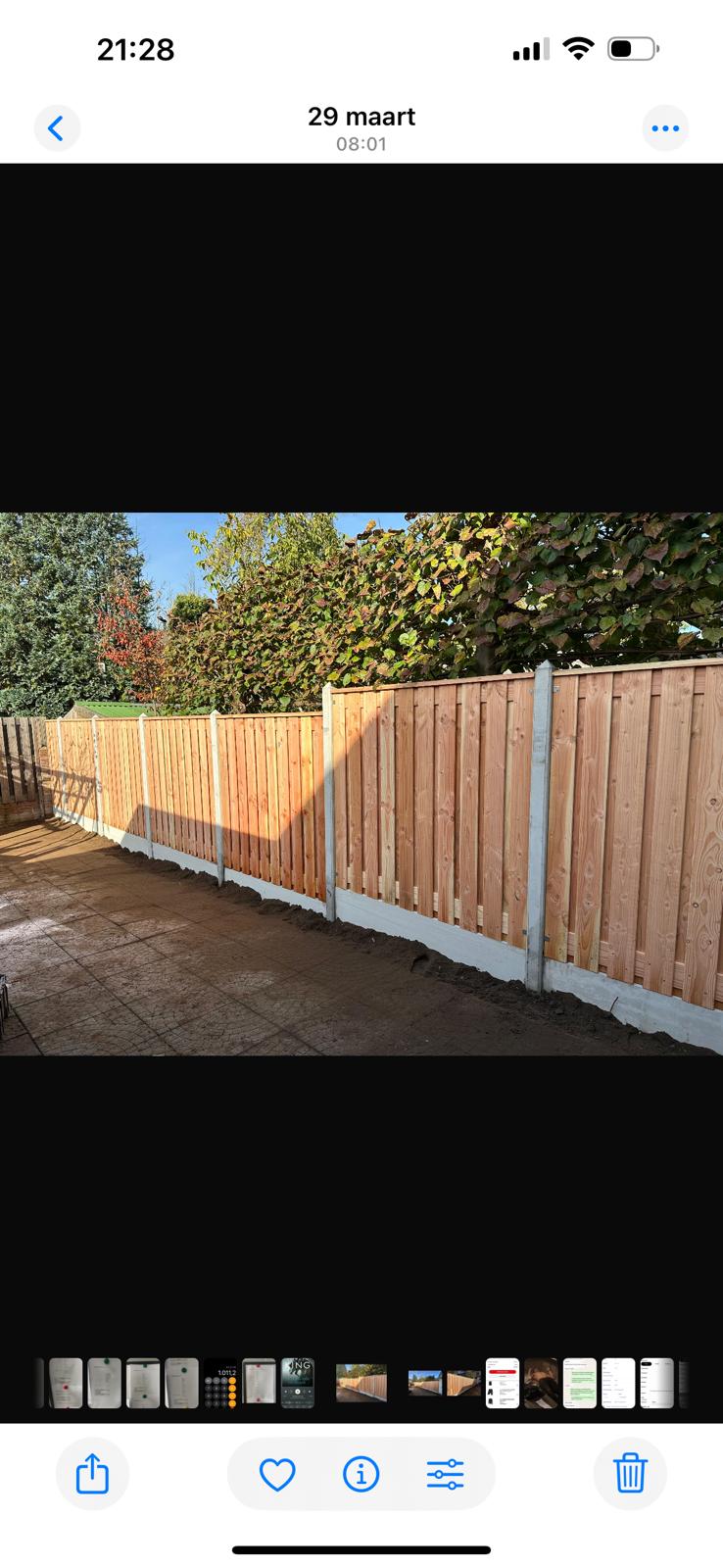 Hout tuinschutting met betonpalen