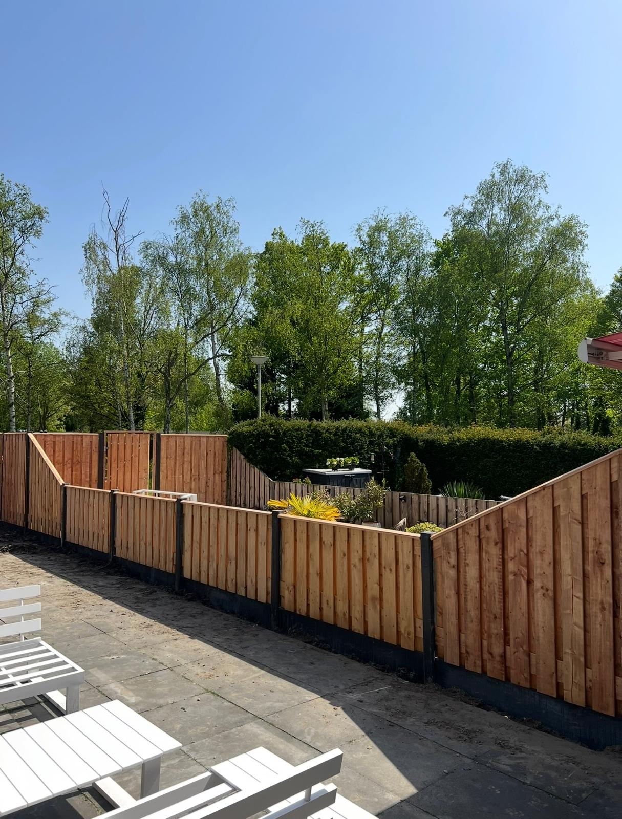 Hout schutting tuin met bomen