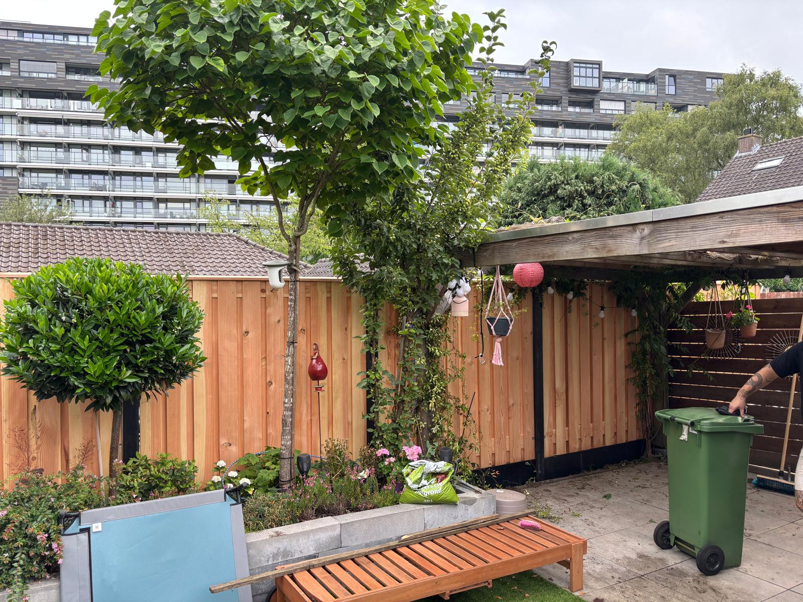 Hout schutting stadstuin met overkapping