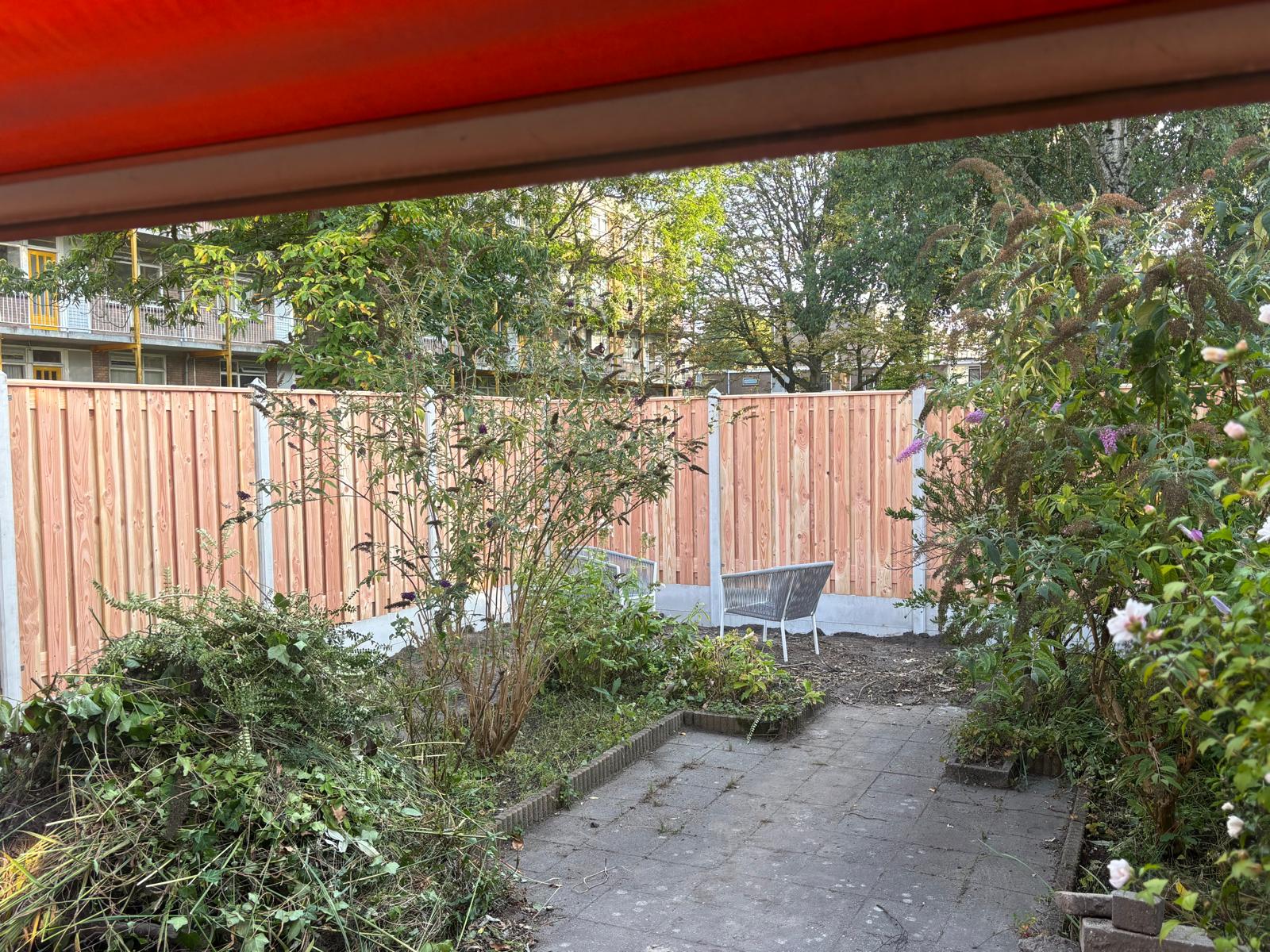 Hout schutting tuin met bankje