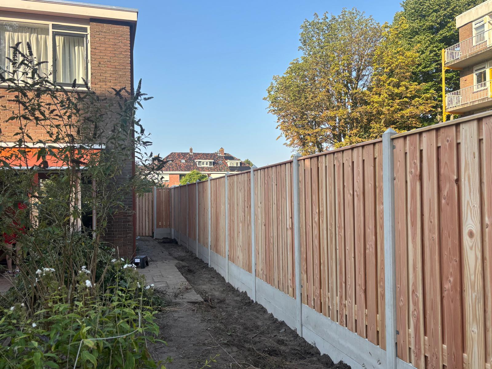 Hout schutting met betonpalen tuin