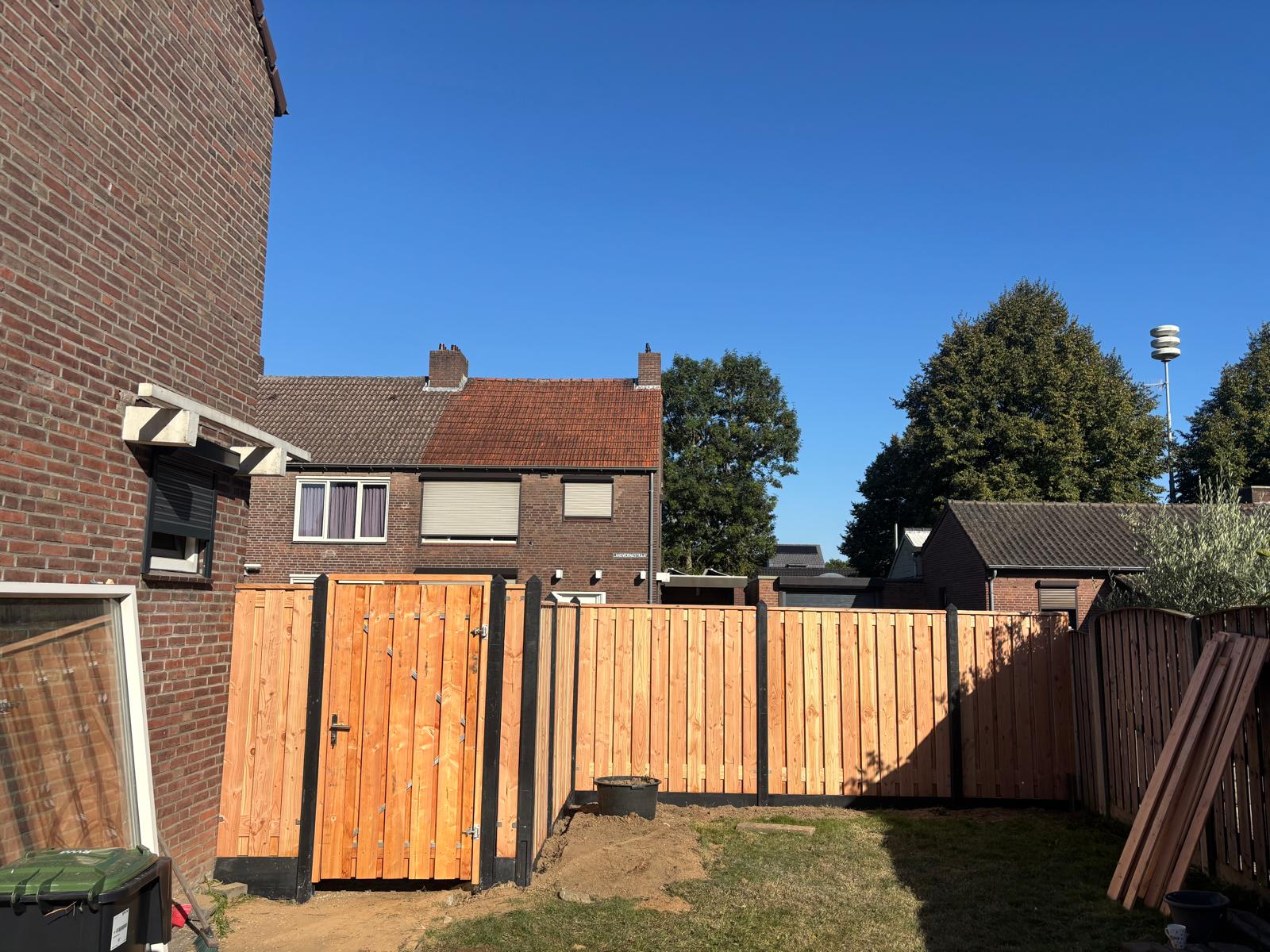 Hout schutting met poort particulier