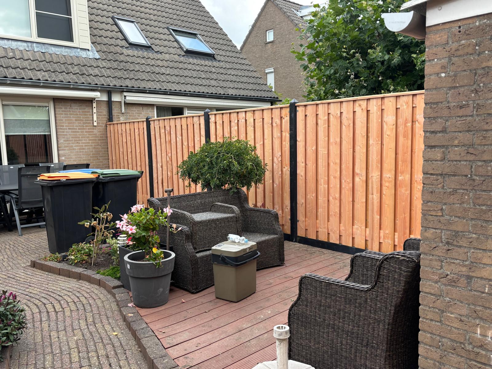 Hout schutting met lounge hoek