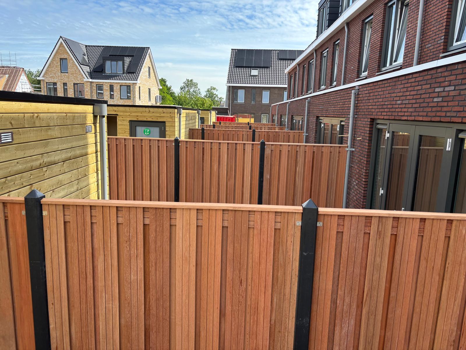 Hout schutting nieuwbouwproject