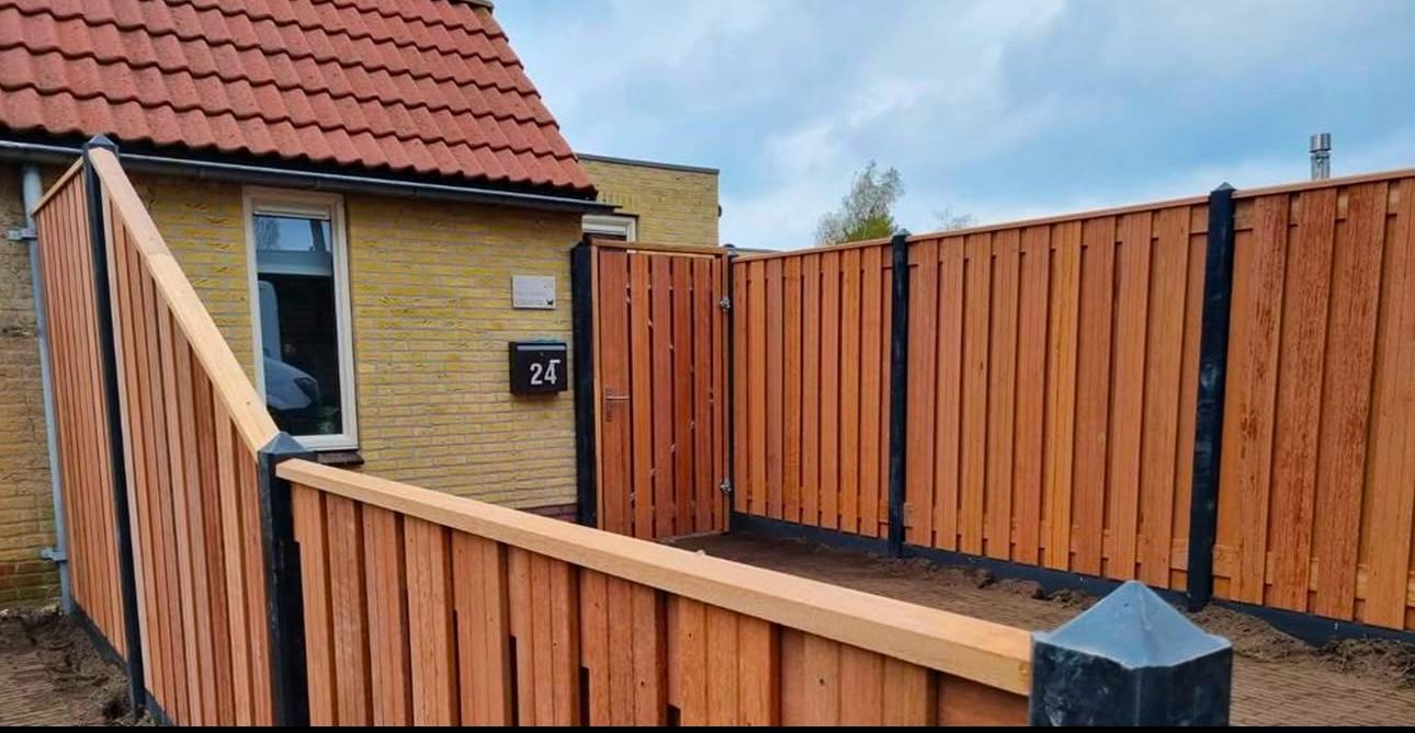 Hout schutting met poort